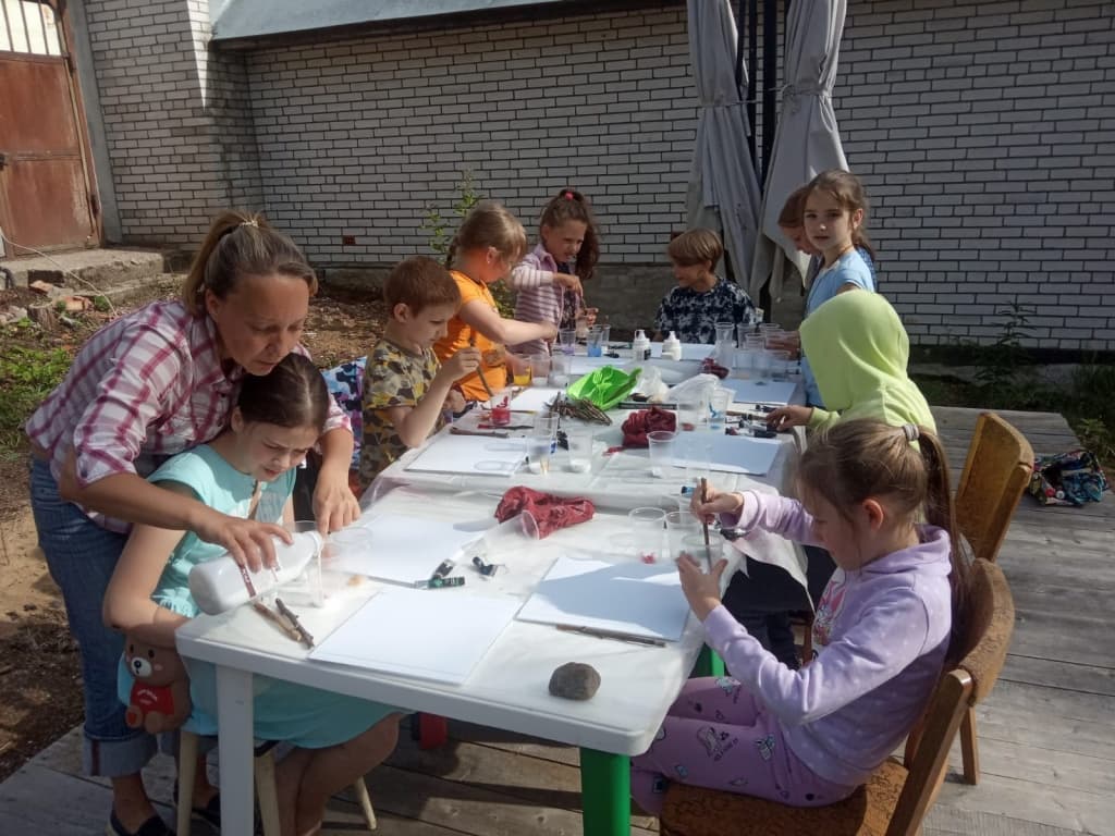 Субботник: покраска постройки