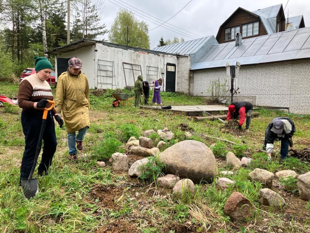 Субботник по благоустройству сквера